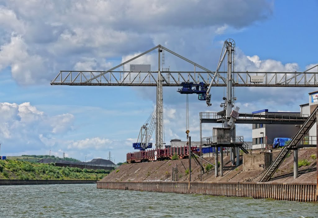 Duisburg / Am Aussenhafen ~ Moerser Strasse / Entladeplätze für Frachtschiffe by Cityfotograph