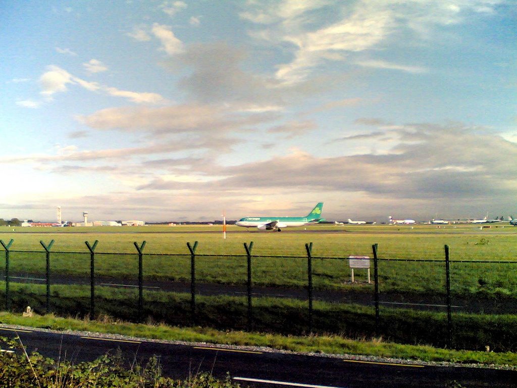 Spotters Point, Old Airport Road, Dublin (29-Sep-2006 09:43, Nokia6630) by Rustam Bogubaev