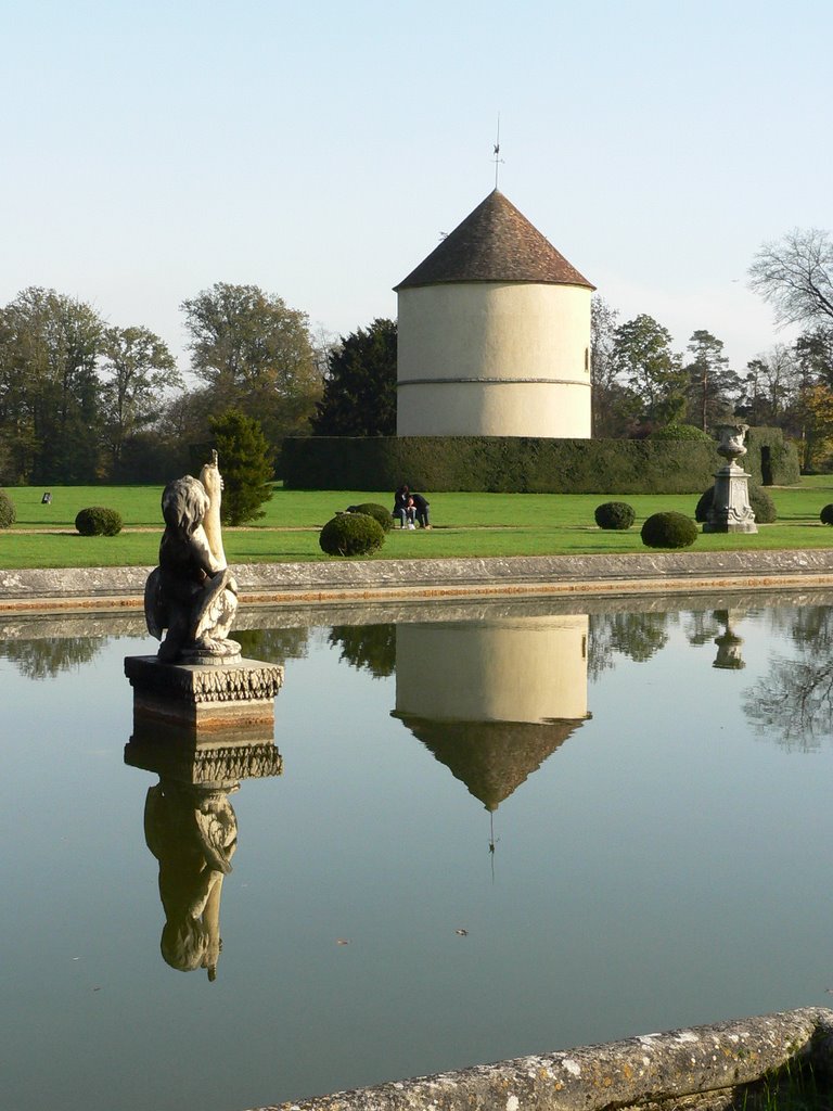 Colombier du château de Breteuil by Michel André