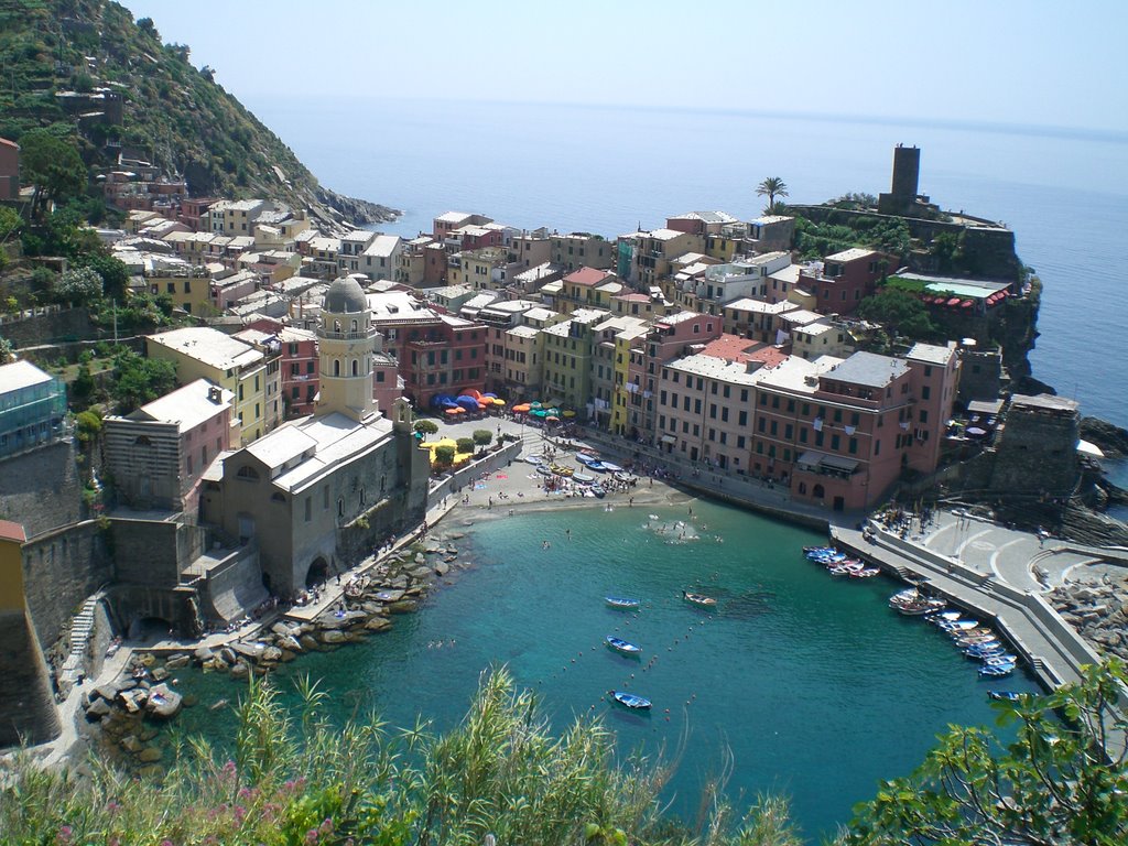 Bay of Vernazza by Geoffrie Kramer