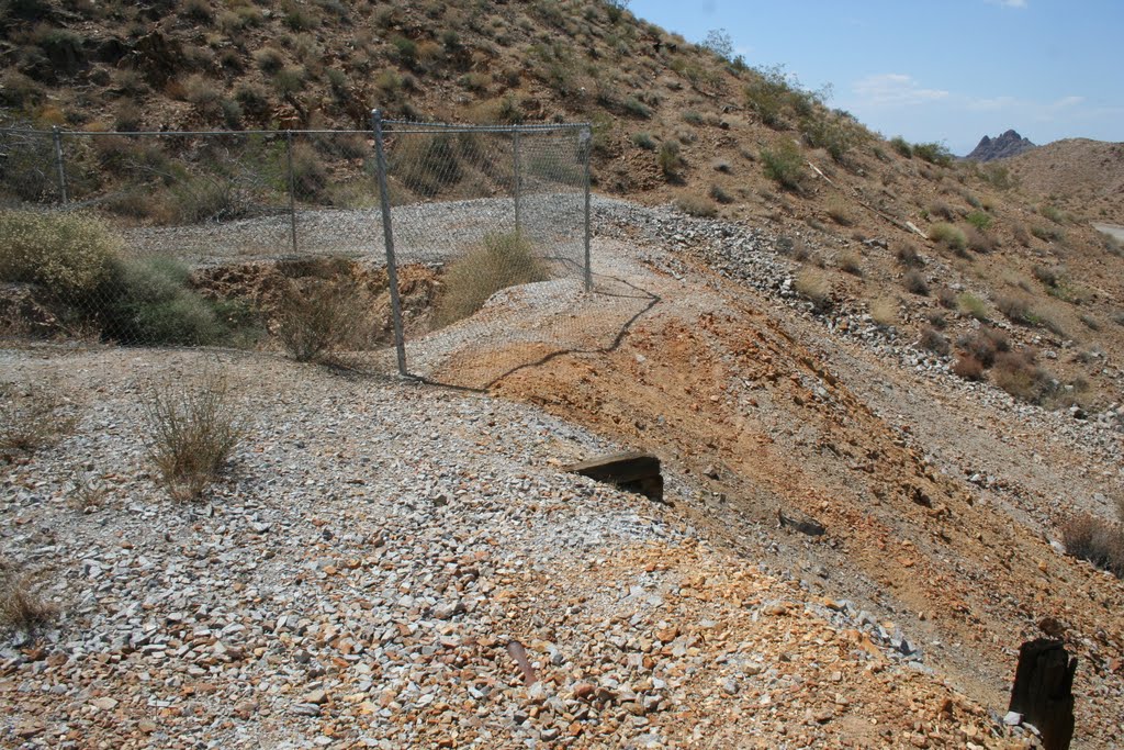 The vertical shaft of the Hardy Mine in the Hardy Mts. by azoffroad.net