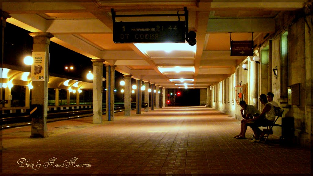 Russe - Central Railway station at night by © Manol Manoman