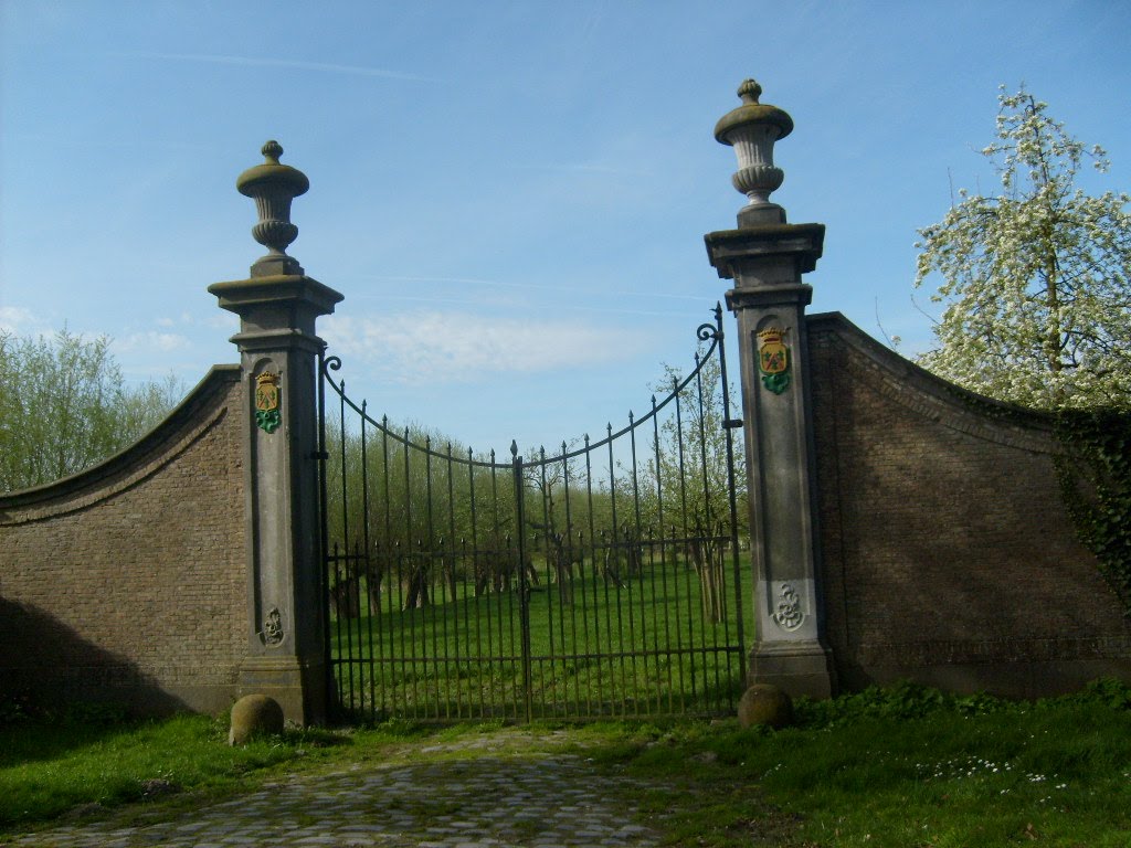 Poort van voormalig kasteel. by Rene1971