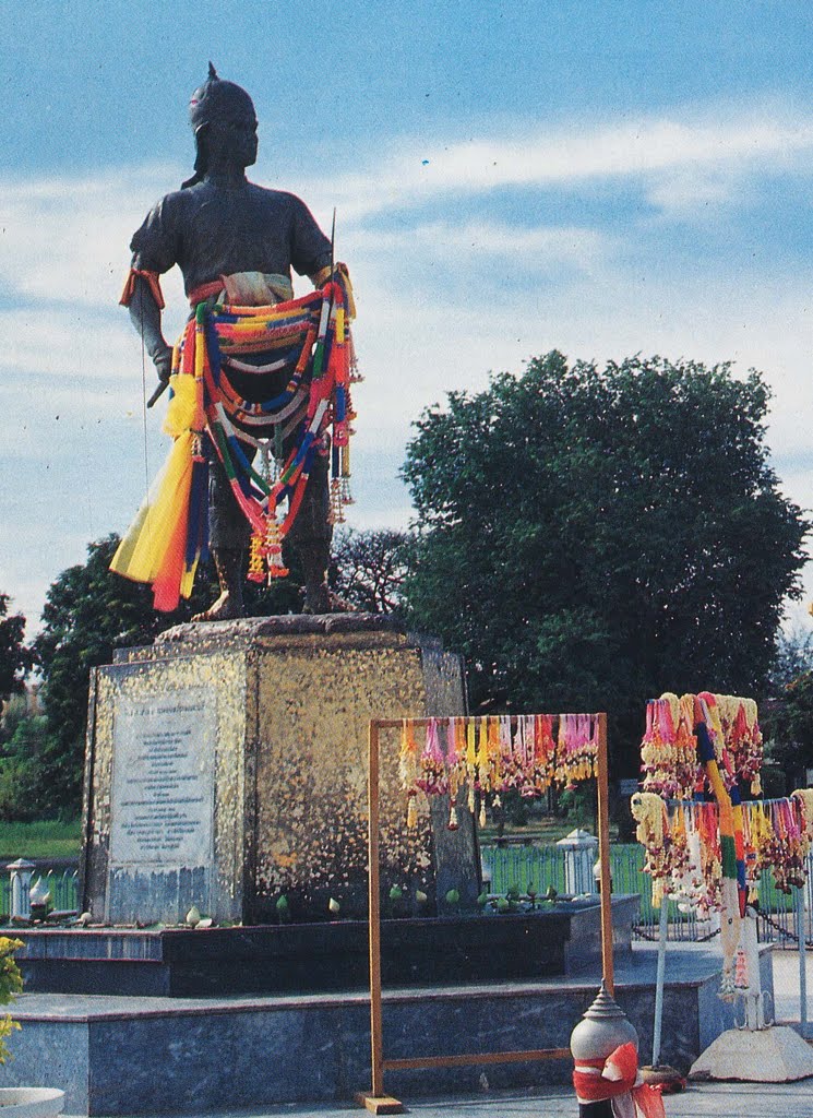 อนุสาวรีย์พระยาพิชัยดาบหัก Phaya Phichai Daabhak Monument by goodsview