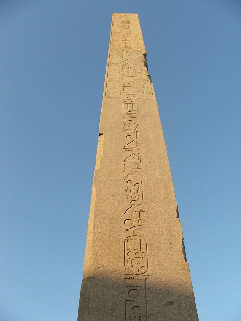 Luxor. Świątynia Amona w Karnaku - obelisk by bodekm70