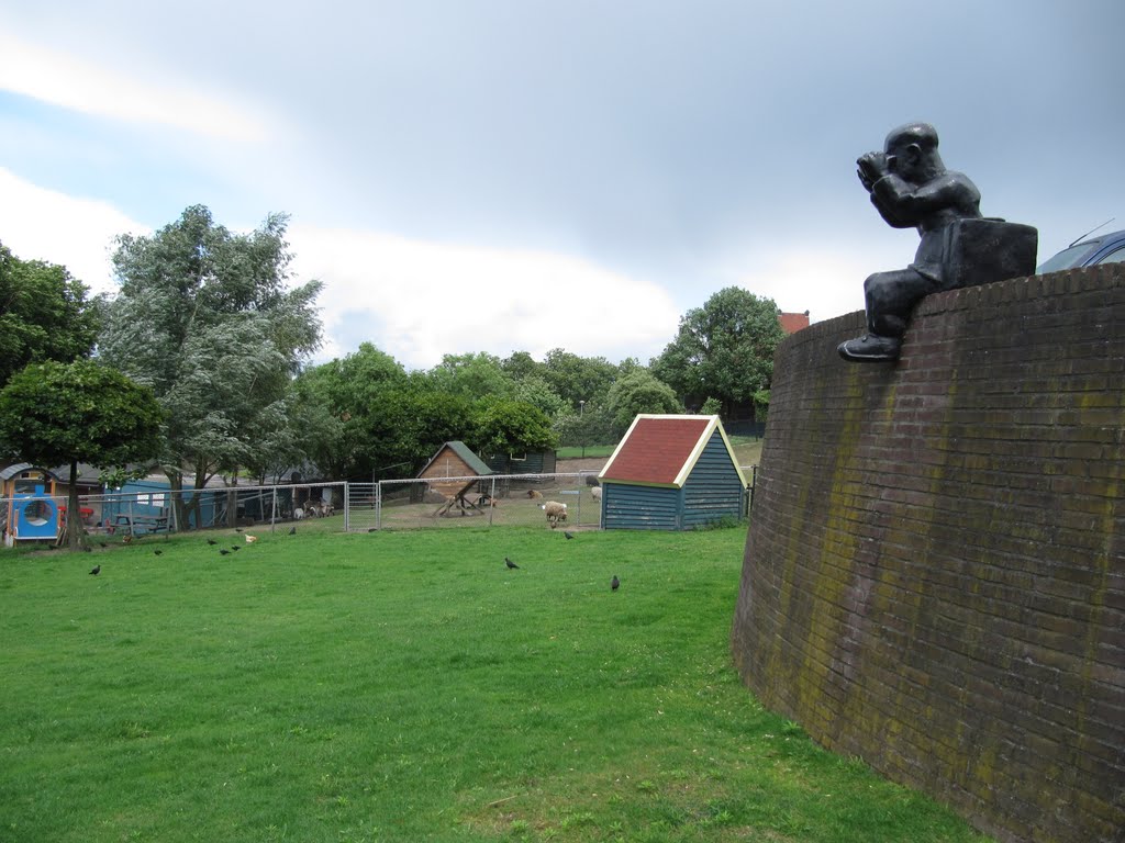 Sculpture by Erik Buijs overlooking the Florapark by Willem Nabuurs