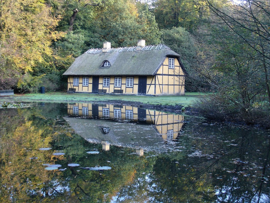 2920 Charlottenlund, Denmark by Erling Als Nielsen