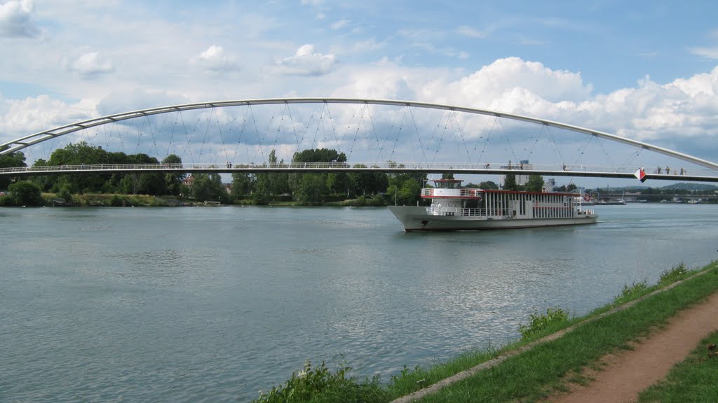 Weil am Rhein, Dreiländerbrücke, längste freitragende Fußgängerbrücke der Welt by gerdb