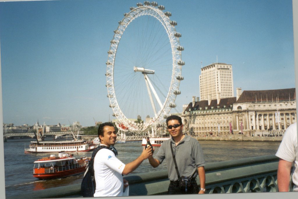 London Eye by Tavo Recinos