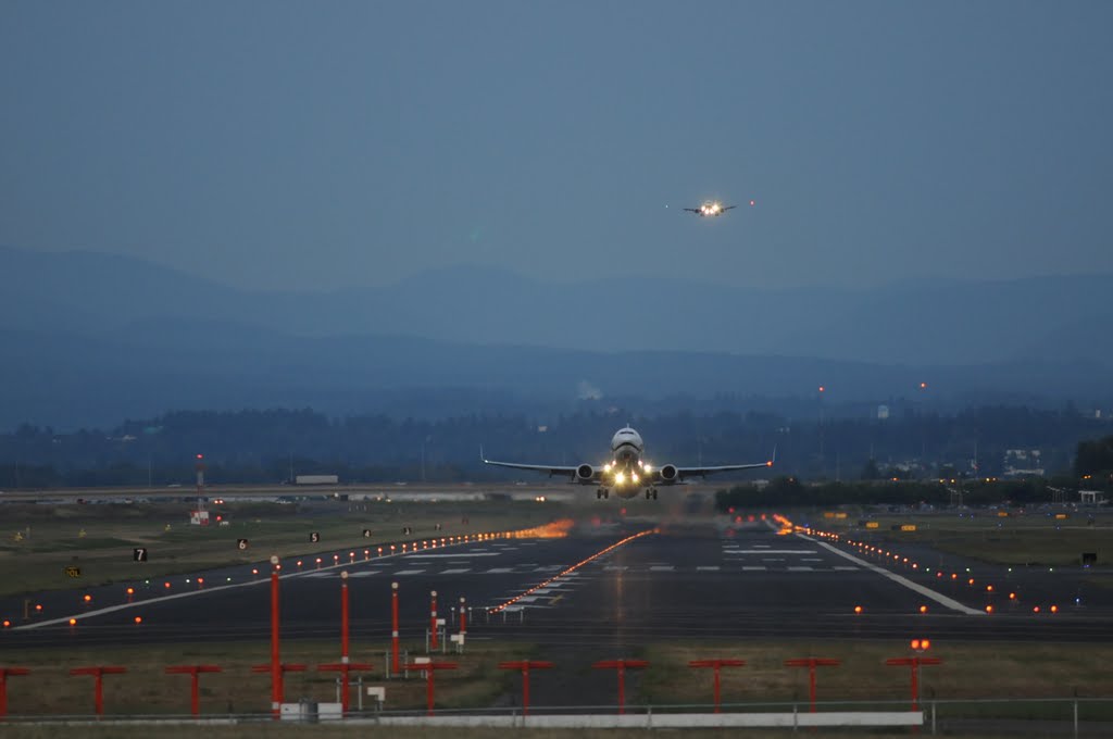 Take off in the dusk by gunmano_kumasan