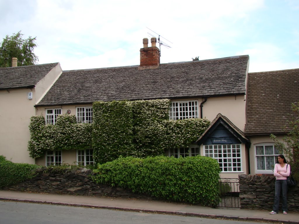 Woodhouse Eaves, house on Main Road by mMircea