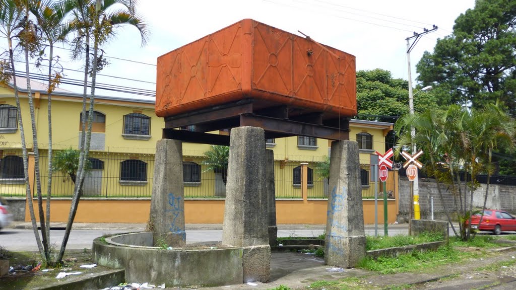 Antiguo Tanque de Agua para Locomotoras de Vapor, Sn Fco, Heredia. 07/11 by J Sanchez