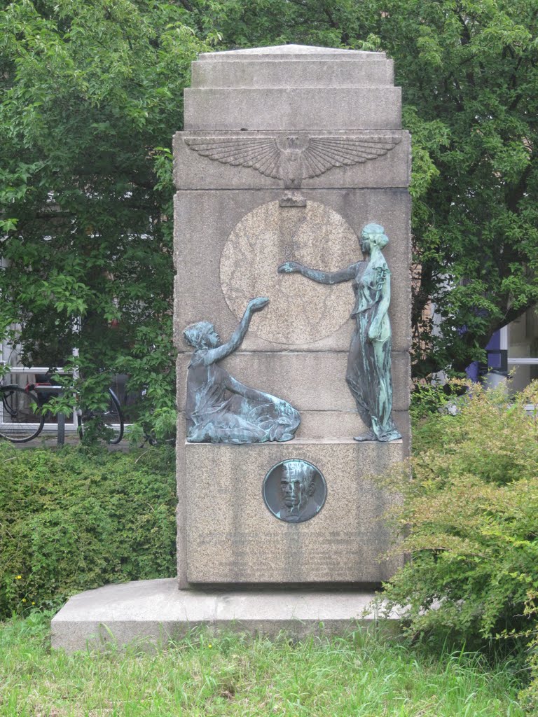 Memorial for Coenraad Johannes van Houten in Park Zeerust by Willem Nabuurs