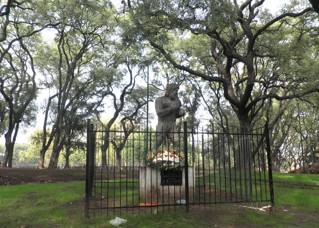 Monumento a Ringo Bonabena - Parque Patricios by Laura Valerga