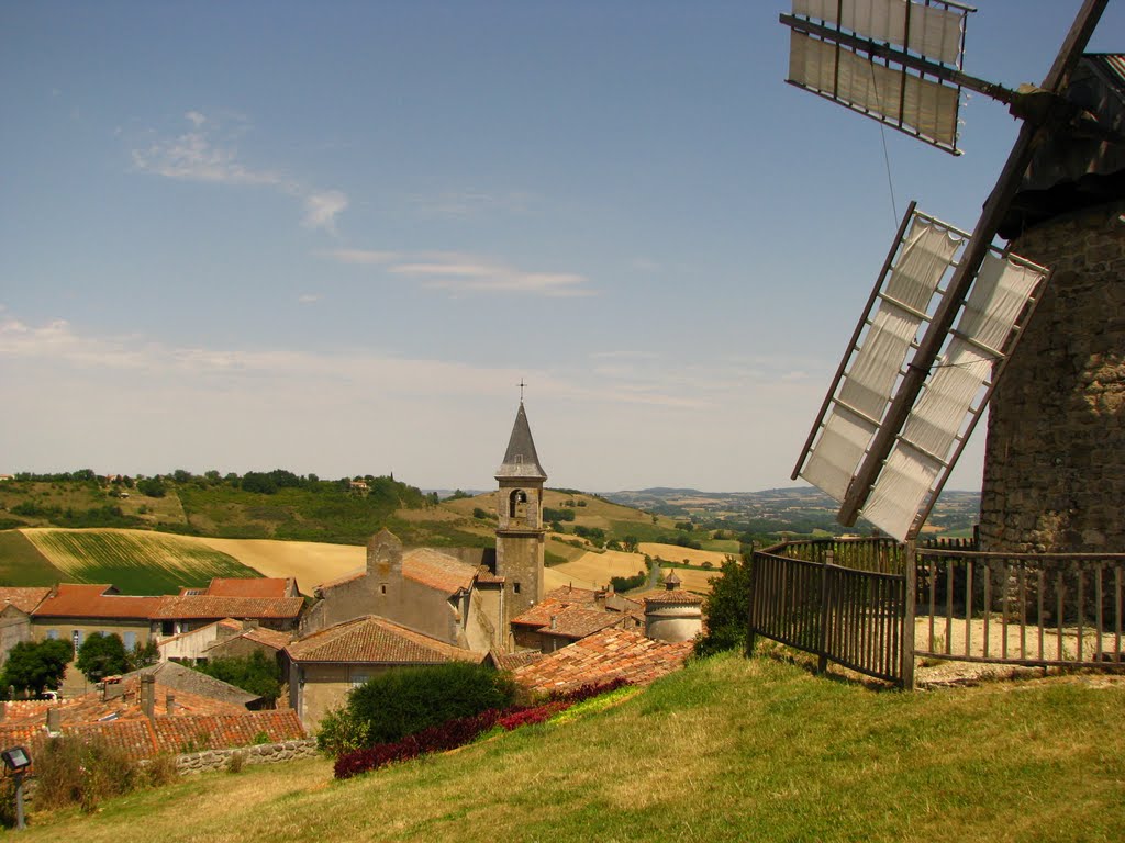 Lautrec, le moulin, l'église et le paysage.(et le pigeonnier !) by Phil'Ours