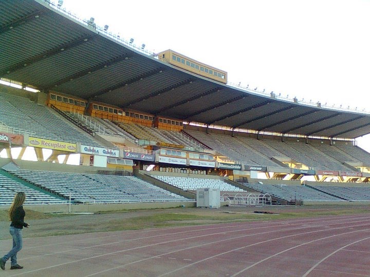 Estadio construido para el mundial 1978, fue remodelado en el 2011 para jugar la copa América y se le puso el nombre de "Mario Alberto Kempes".- (foto: Nicolás Checa).- by Frank Boore