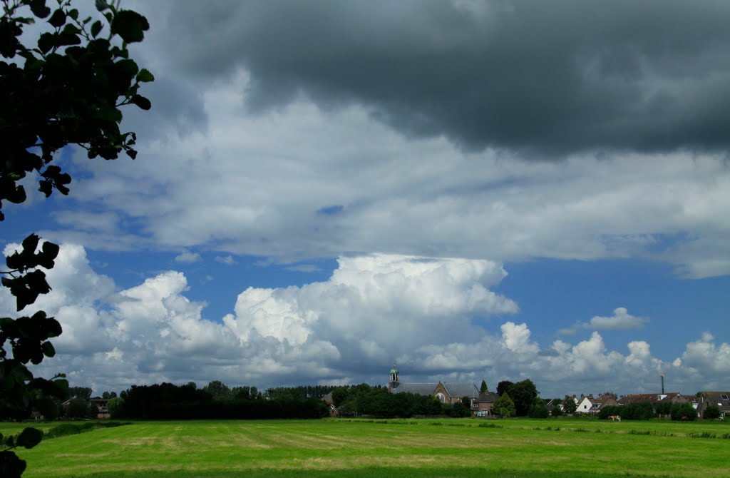 Blik op Waarder vanaf Westeinde. by watersnip