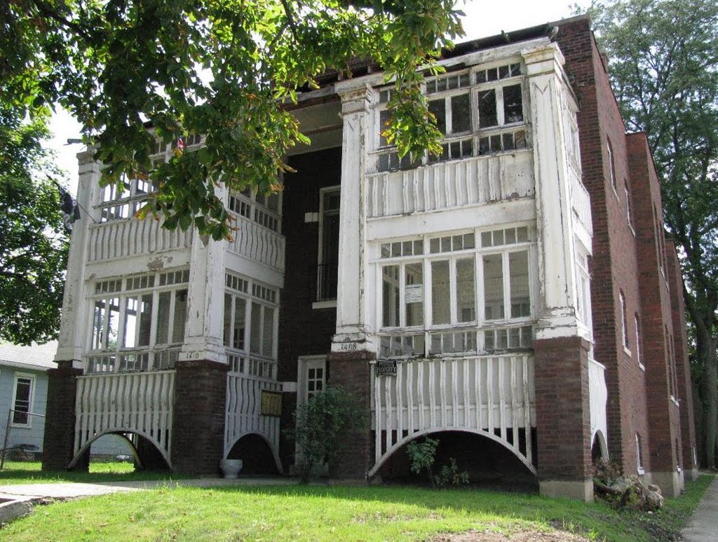 Chicago Heights, IL - Old Apartment Building by Pano Ramio