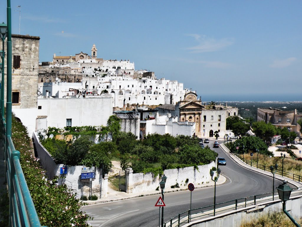 Ostuni, la città bianca, e sullo sfondo la marina. by pivapao