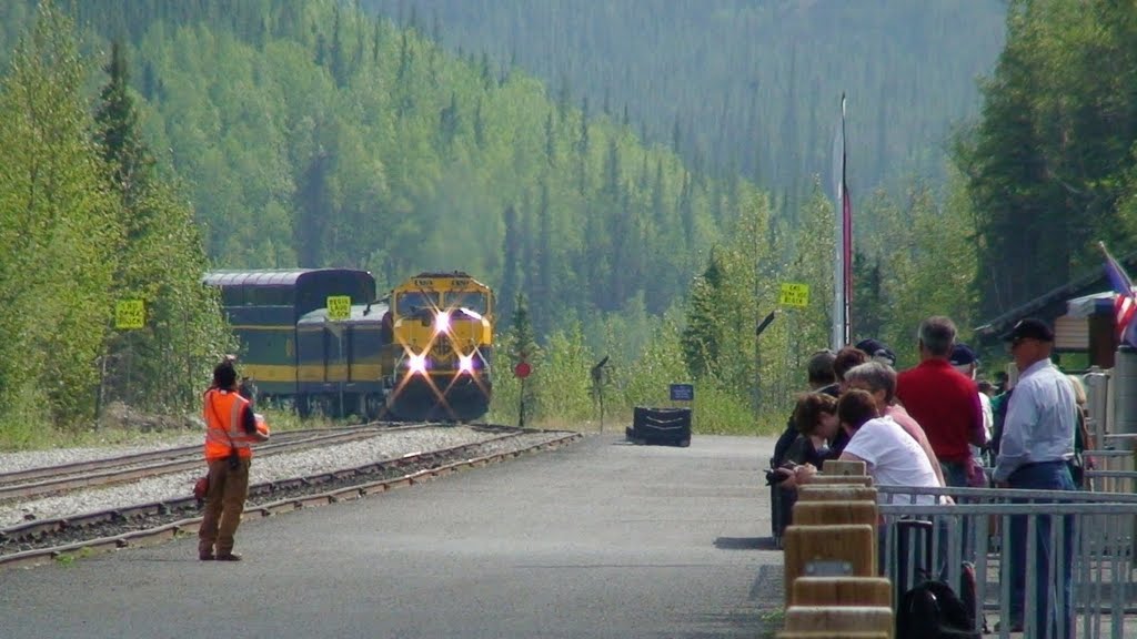 McKinley Explorer coming into Denali by Les Mead