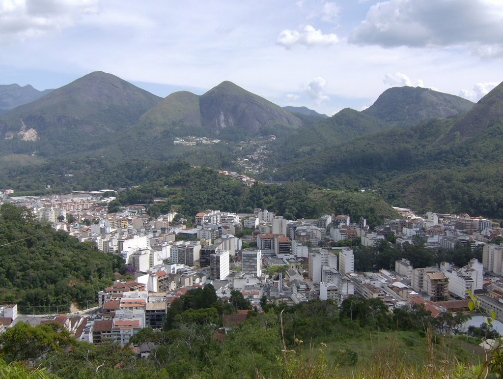 Centro financeiro de Nova Friburgo ao fundo, as "Duas Catarinas". Foto: Osmar de Castro by Acervo Digital Castr…