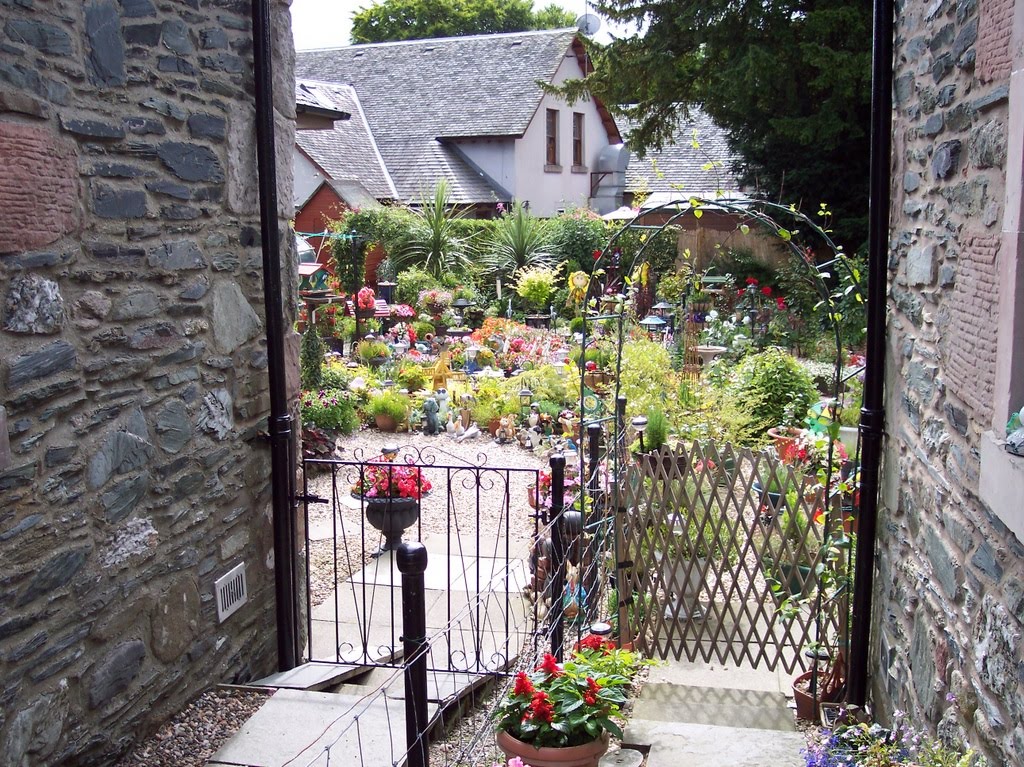 Jardinet à Luss, sur le Loch Lomond, Highlands, Ecosse by TitTornade