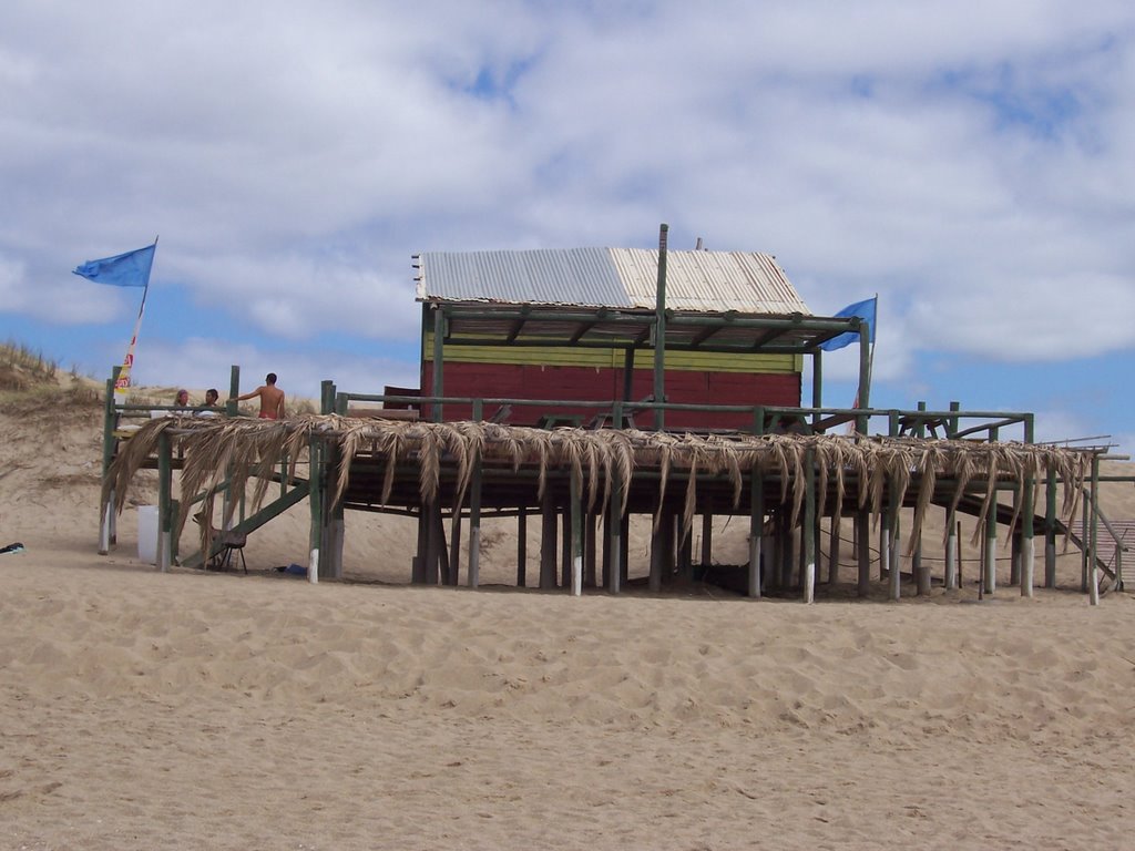 Parador en la playa by Pablo A. García