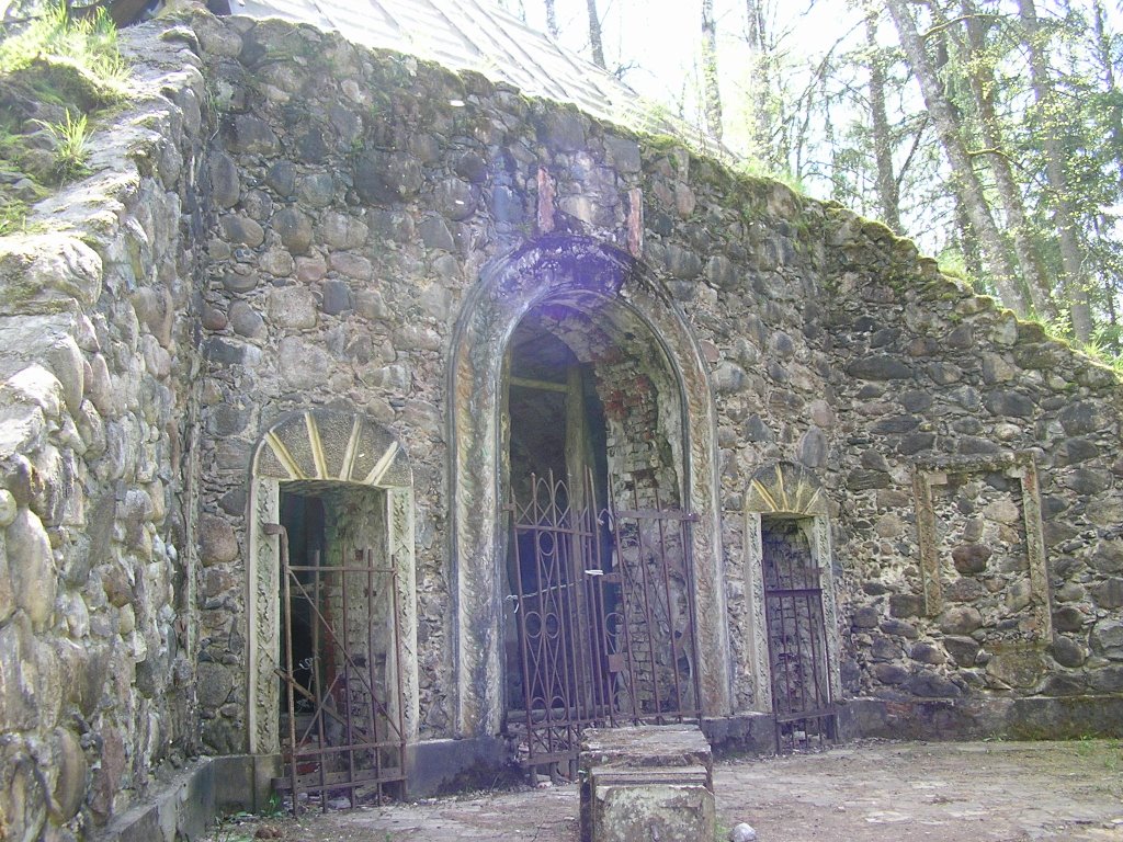 Склеп возле замка Бирини___ Vault near Birini castle by Sergej Smirnov