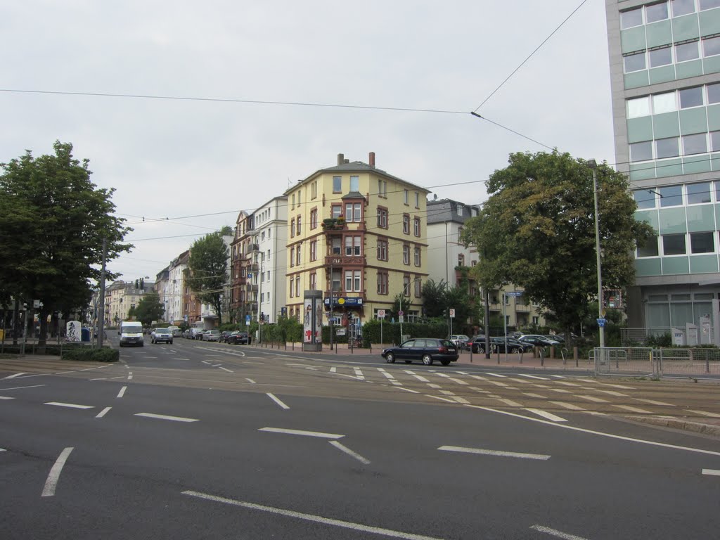 Kreuzung Hamburger Allee, Schloßstrasse und Varrentrappstrasse. by kordar