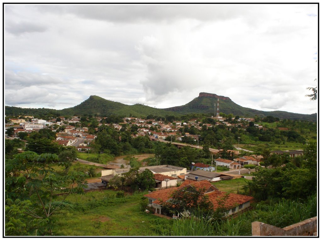 Vista Parcial de Poxoréu e ao Fundo "O Morro da Mesa" - MT. by Nélio Oliveira