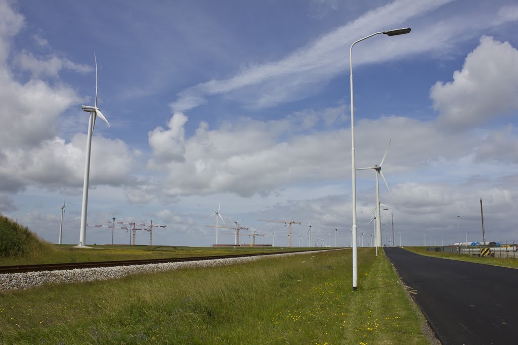 Windmolens in de Eemshaven (SE) by Sjaak Elzinga