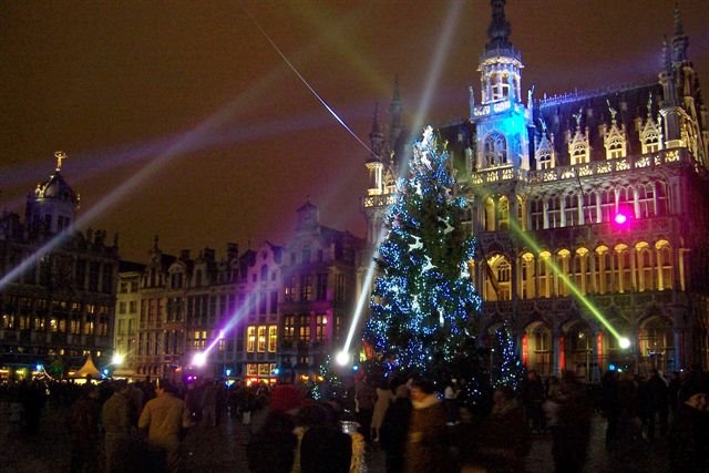 Brussel, Grote Markt in december 2006 by © Jos Van de Velde