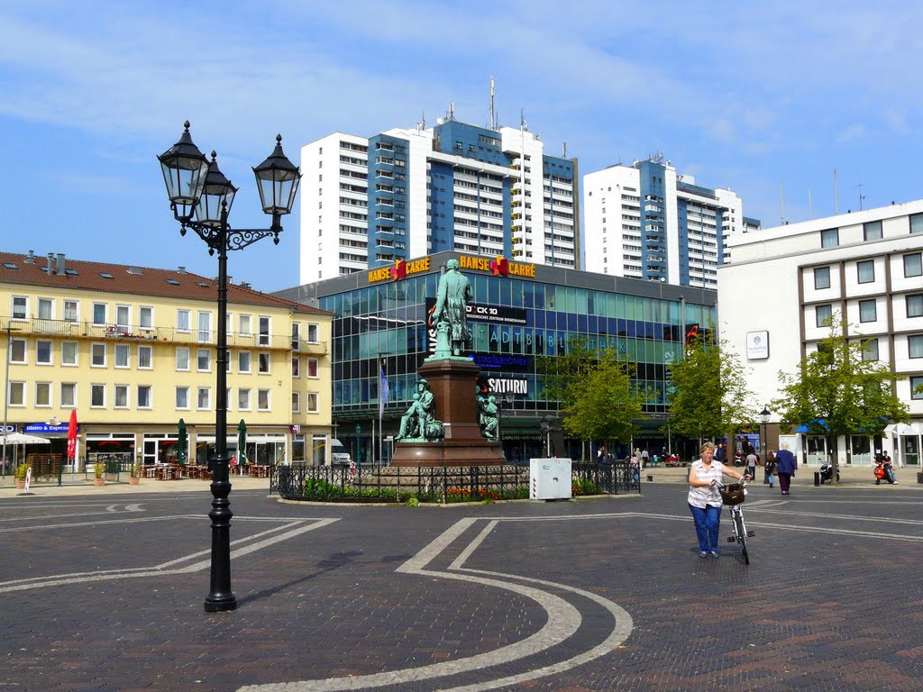 Theodor-Heuss-Platz mit Blick auf das Hanse Carre und das Columbus- Center. Rechts das ehemalige Hotel Naber by Dominic Techau