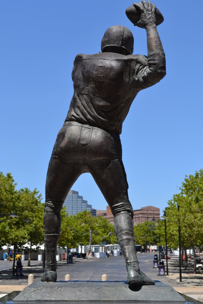 Johnny Unitas Statue by Monument City