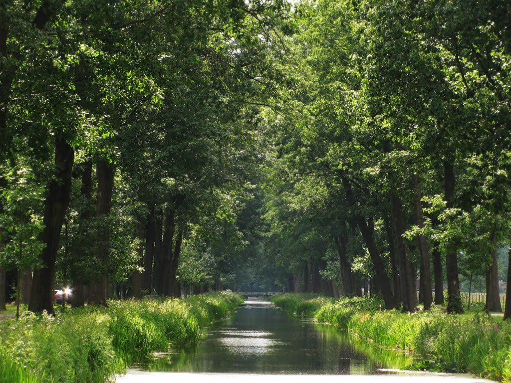 Kanaalweg, weg langs het kanaal by TheiMoors_