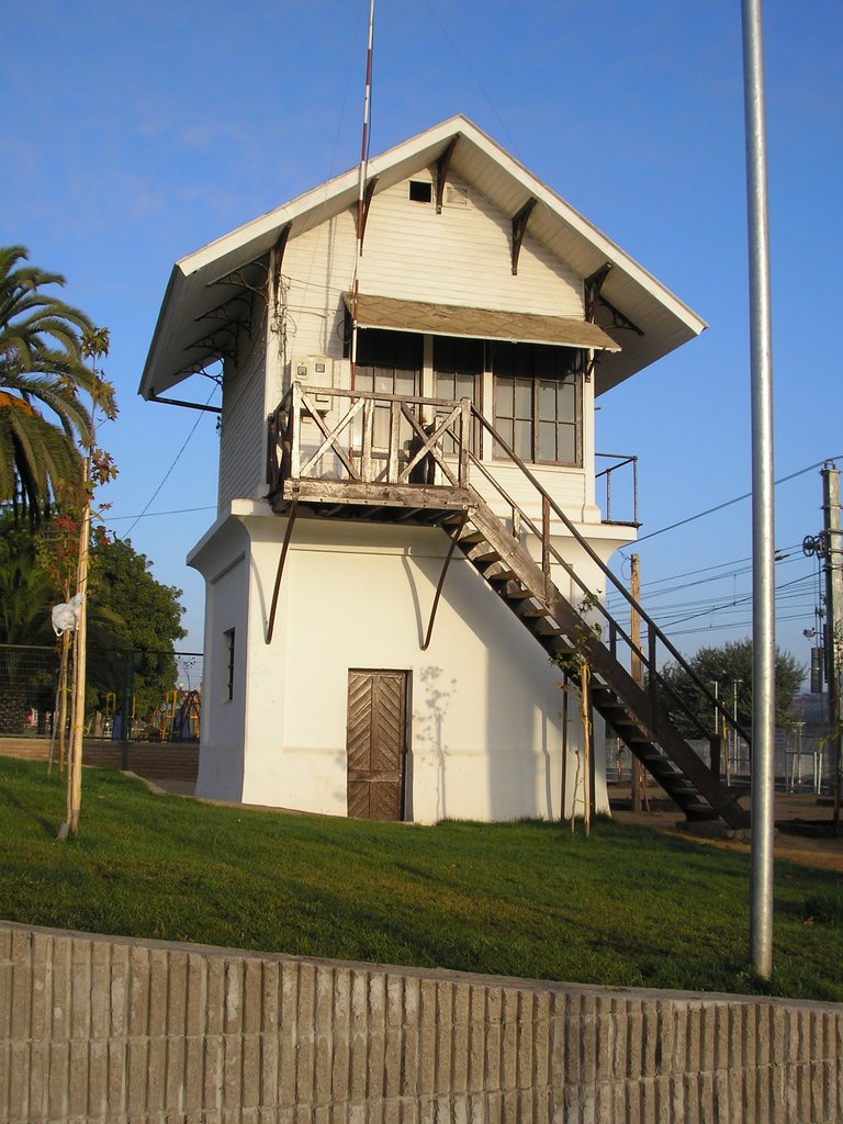 Caseta de Distribución, Estación de Ferrocarriles, Villa Alemana, Chile by Santiago FLORES