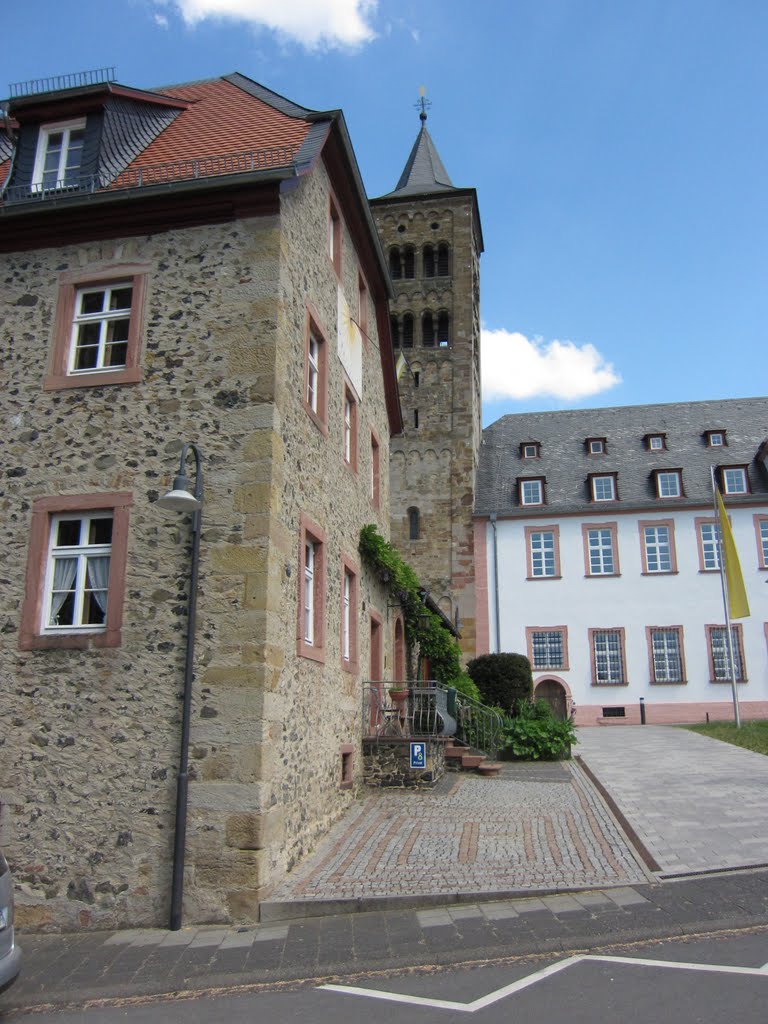 Sicht auf das Pfarrhaus und Kirchenturm by kordar