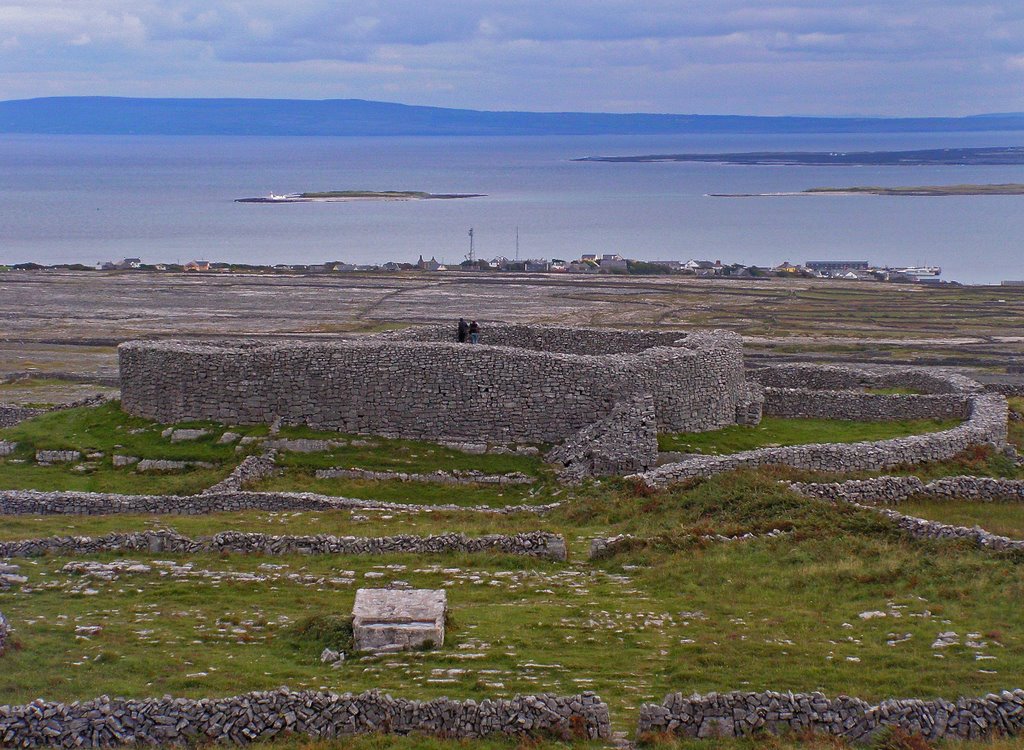 Dún Eochla and Kilronan seen from the old lighthouse by Thomas Ekrene