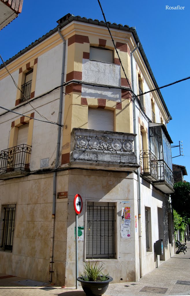 Candeleda; Chaflan y balcon by Rosaflor