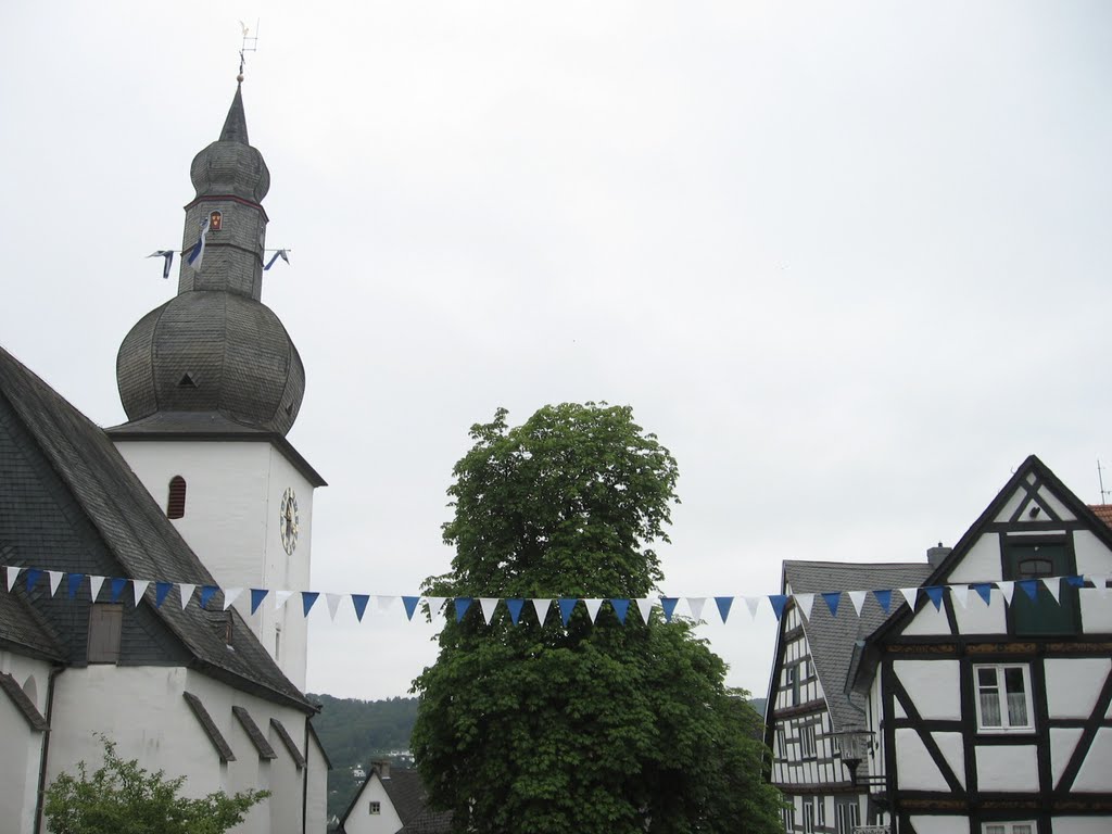 Im Hintergrund der Glockenturm/ Arnsberg by eichhörnchen