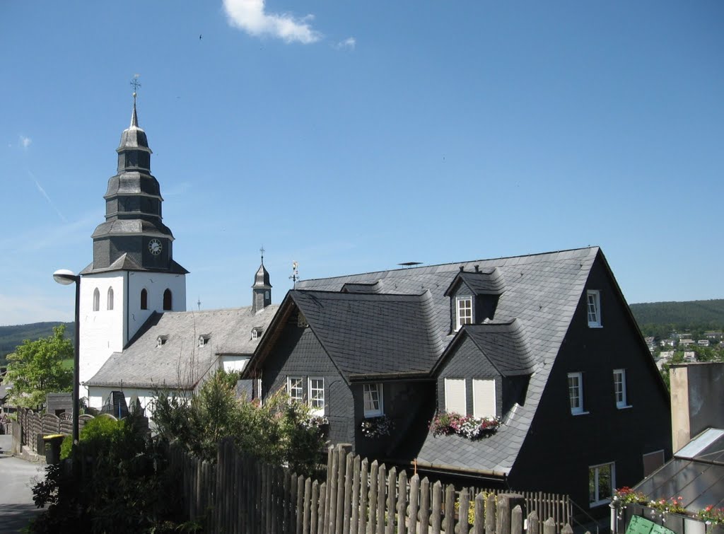 Das Haus im Vordergrund mit Dach- und Fassadenschiefer...Eversberg... by eichhörnchen