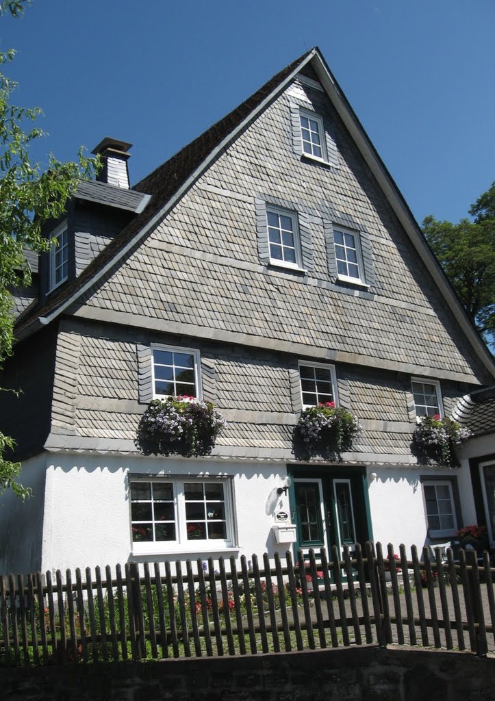 Ein mit Schiefer verkleidetes Haus in Eversberg / Sauerland... by eichhörnchen