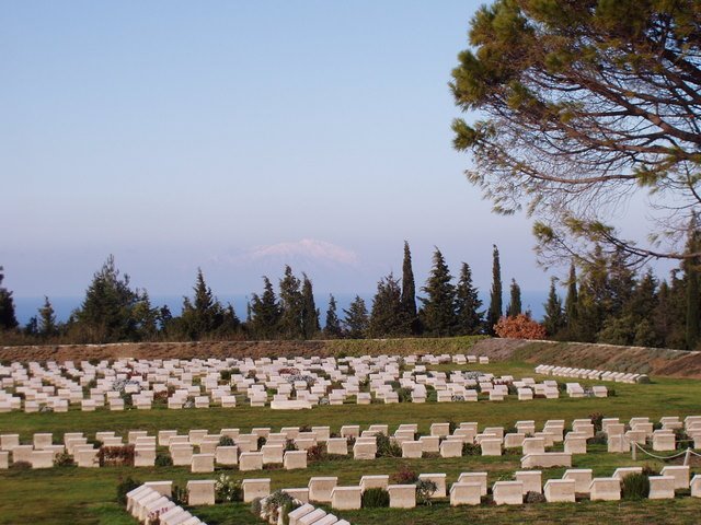 023 Friedhof australischer Gefallener, im Hintergrund Insel Gökçeada by Daniel Meyer