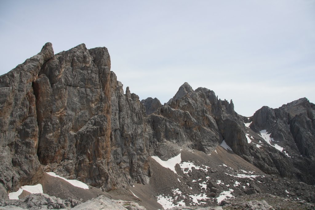 Torre de Horcados Rojos, Pico de Santa Ana y Peña Vieja by macahe87