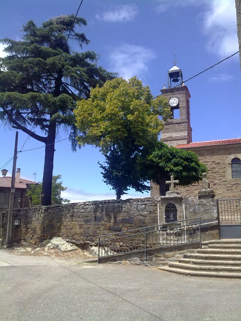 Vista de la torre de la iglesia, Villardeciervos. by o rey do café