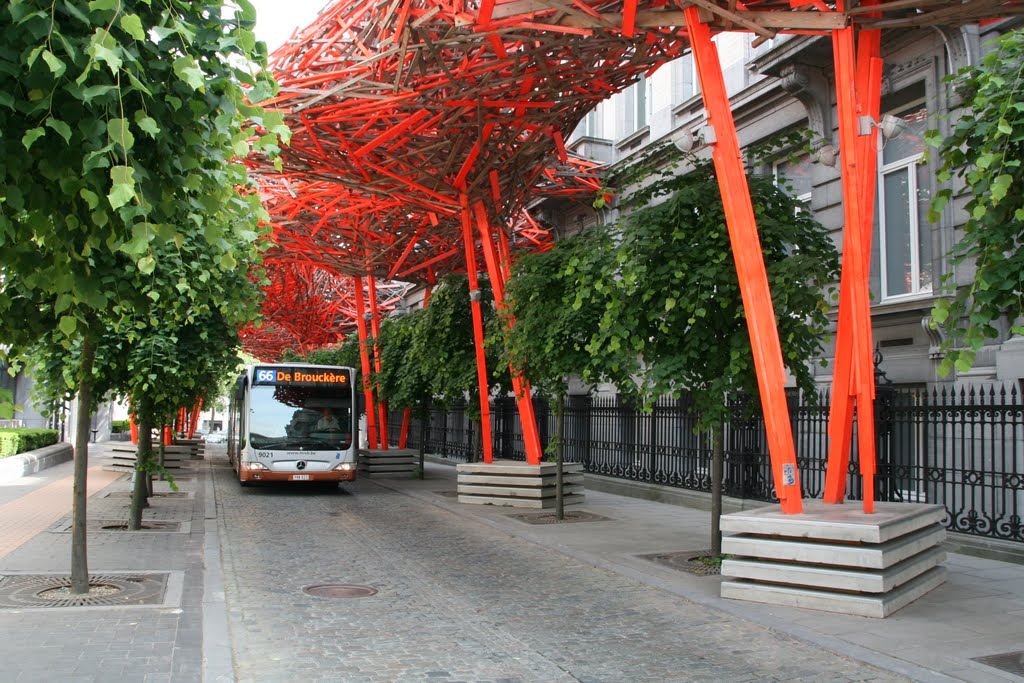 Rood skulptuur op poten, Brussel. by Carl030nl