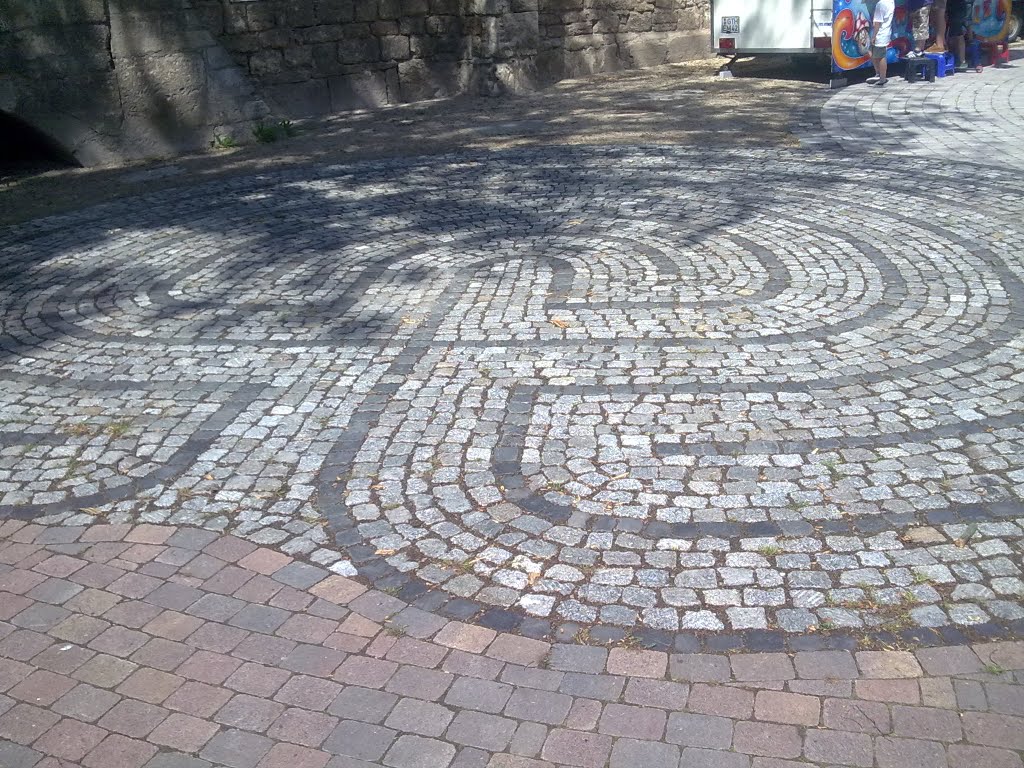 Labyrinth auf dem Kirchplatz by weinbergen