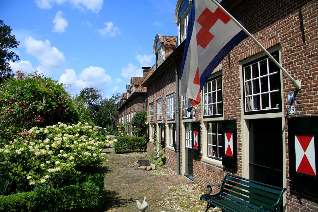 De Kasteelwoningen aan de Dorpsstraat in Renswoude met de vlag van Renswoude. by watersnip