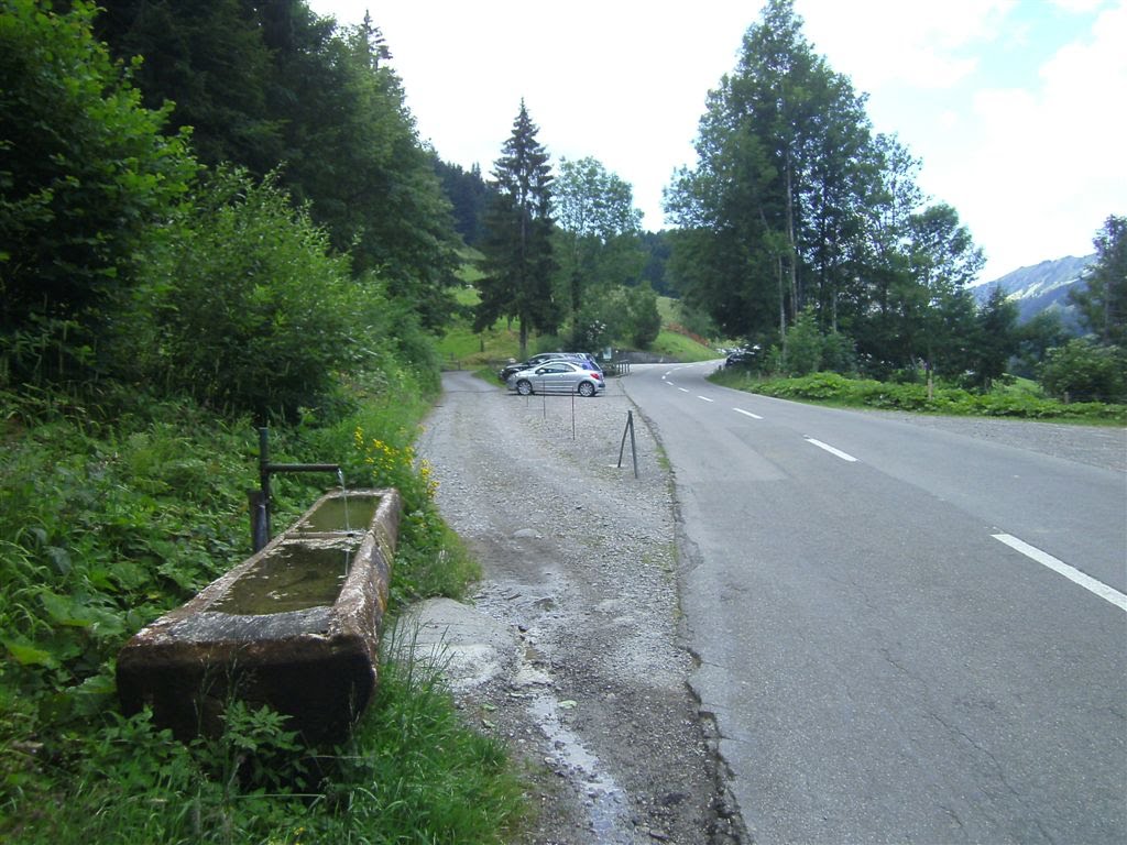 Lehmen, Parkplatz + Brunnen by topweg.ch