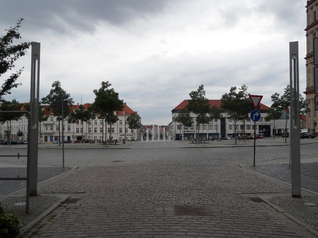 Blick auf den Markt aus der Strelitzer Straße by IngolfBLN